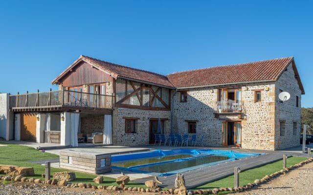 Beautifully renovated 320 m2 stone and wood barn