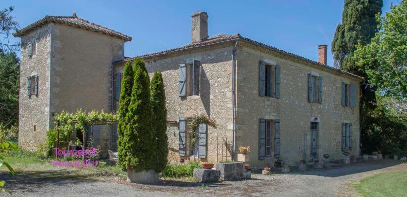 Belle Maison de maître en pierres à rénover + moulin à eau en ruine sur 1,15 ha