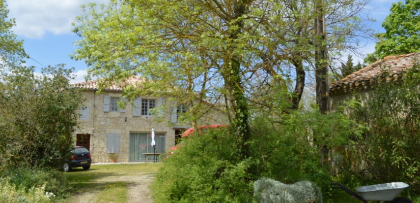 PROPRIETE EN PIERRES SUR 3,26 HA (dont 1,5 ha de bois de chênes) EN POSITION DOMINANTE
