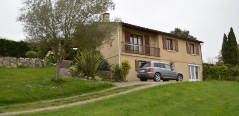 Magnique écrin de verdure sur 2,380 ha pour cette maison de 4 ch et ses nombreuses dépendances